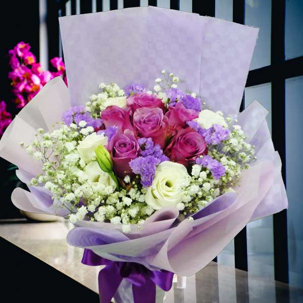 rose rose✨ G-L-A-M-O-R-O-U-S, our Champagne Majolika Spray rose is the