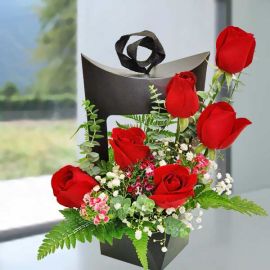 Hand Carry 6 Red Roses Arrange in Creative Gift Box
